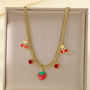Goldkette mit roten Kristallherzen, Kirschen und Erdbeeranhängern auf Schmuckständer