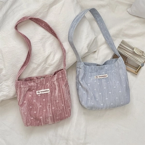 Sacs cabas en velours rose et bleu avec motifs de cœurs et texture de tissu plissé