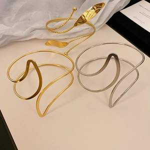 Détails de bracelets de bras minimalistes avec feuilles et vagues en or et argent
