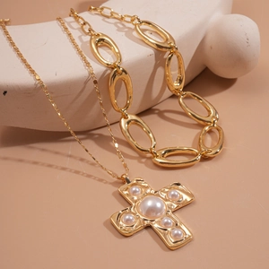 Collier double rang doré avec pendentif croix vintage orné de perles d'imitation
