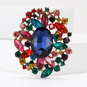 Makroaufnahme einer großen Strass-Brosche mit blauem Edelstein und Bronze-Basis