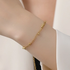 Élégant bracelet double couche plaqué or 18k avec perles pour femme au style minimaliste