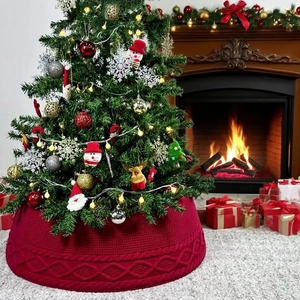 Gestrickte rote Weihnachtsbaumdecke mit Zopfmuster und Rautenbordüre für die Deko