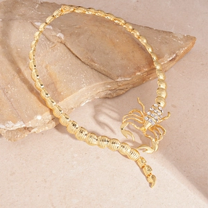 Collier ras de cou scorpion doré exagéré avec strass étincelants pour femme
