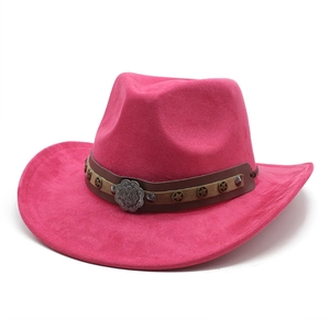 Détail du chapeau de cowboy rose avec bande en cuir marron et clous étoiles en argent