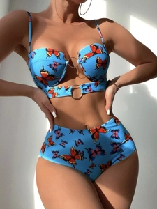 Détail du haut de bikini bleu à imprimé papillon avec boucle en métal argenté décorative