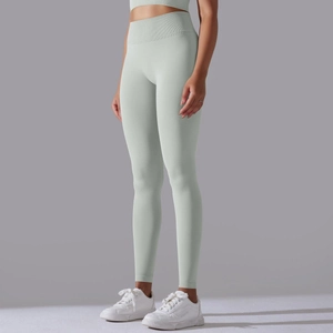 Nahaufnahme der nahtlosen minzgrünen High-Waist Yoga-Leggings mit geripptem Bund-Detail