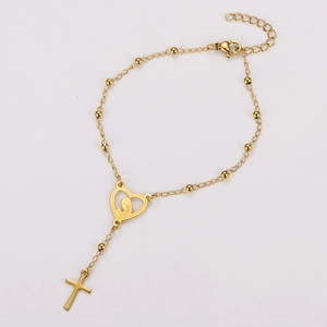 Détail de la médaille cœur plaquée or 18 carats et de la croix sur le bracelet chapelet
