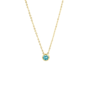 Makroansicht der vergoldeten Edelstahlkette mit rundem blauem Zirkonia-Anhänger