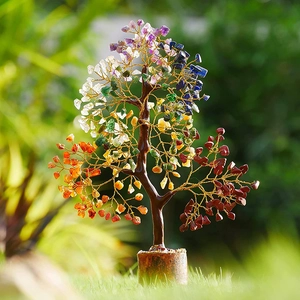 Árbol de la suerte con cristales naturales y alambre dorado en base de madera