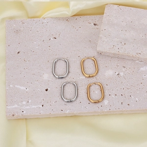 Boucles d'oreilles créoles ovales minimalistes dorées et argentées sur pierre