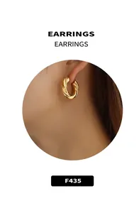 Detailweergave van gedraaide 18K goudvergulde oorringen op een model, item F435