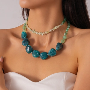Retro emerald green double-layered acrylic resin necklace with irregular geometric charms