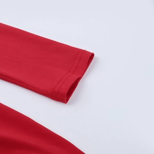 Détail du poignet rouge à manches longues montrant la double couture sur maille plate