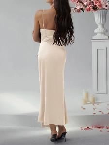 Détail de la fente arrière et de la texture froncée sur la robe longue en satin beige chic