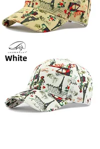 Detail van honkbalpetten met Parijse mode-illustraties in wit en beige katoen