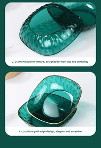Détail d'une assiette transparente vert foncé avec texture diamant et bord doré