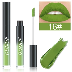 Détail du rouge à lèvres liquide mat vert n°16 avec applicateur et échantillon