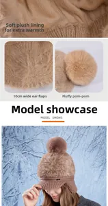 Vue détaillée du bonnet d'hiver à rabats avec doublure peluche épaisse et pompon doux