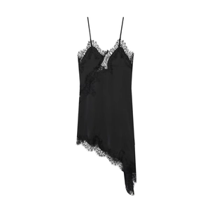Vue détaillée de la bordure en dentelle noire sur une robe nuisette en satin