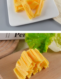 Detalle macro del llavero de comida de PVC con textura de piel de tofu seco dorado