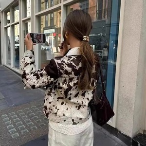 Giacca corta da donna con stampa mucca marrone e colletto a rever in stile street