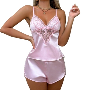 Set pigiama in raso rosa con top con scollo a V in pizzo a cuore e pantaloncini