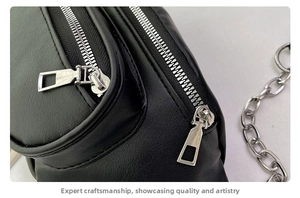 Gros plan d'un sac de poitrine en cuir PU noir avec fermetures éclair et chaîne en métal
