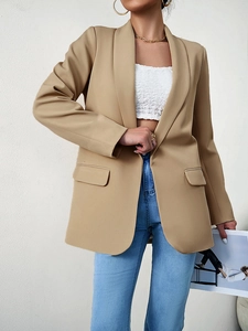 Détail d'un blazer kaki pour femme avec revers classiques et poches à rabat pour travail