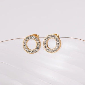 Créoles de luxe en acier inoxydable 304 doré avec strass brillants sur support blanc