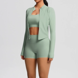 Ensemble de yoga trois pièces vert sauge avec veste, brassière et short de sport taille haute