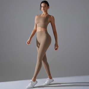 Detailaufnahme des elastischen khakifarbenen Yoga-Sets mit Sport-BH und hoher Leggings