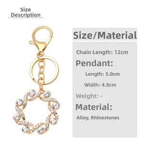 Dettaglio del portachiavi a girasole con strass che mostra le misure 5,0 cm x 4,8 cm