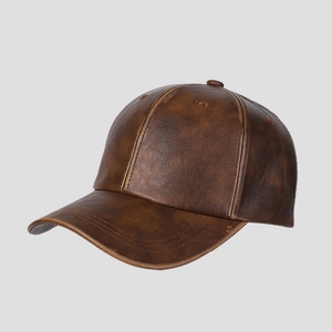 Dettaglio della texture in pelle PU marrone invecchiata su un cappello da baseball
