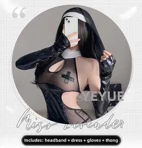 Détail d'un costume de nonne sexy en similicuir avec maille transparente et emblème croix