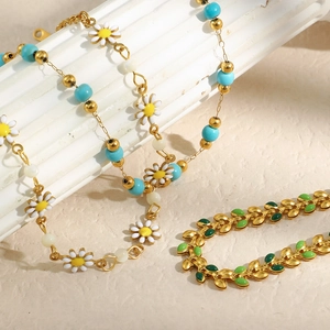 Minimalist 18K gold-plated stainless steel beaded bracelet with daisy and leaf charms