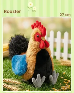 Dettaglio di un gallo di peluche colorato da 27 cm con piume realistiche su sfondo rustico
