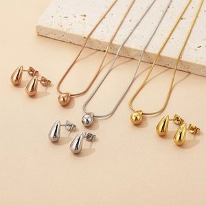 Minimalistisches Set aus klobigen Wassertropfen-Halsketten und Ohrringen in drei Farben
