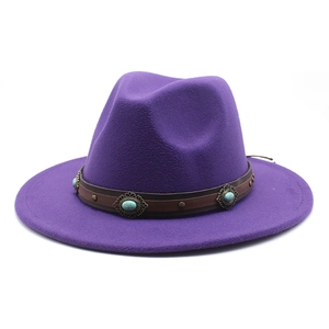 Détail d'un chapeau fedora en laine violette avec bandeau en cuir et clous turquoise