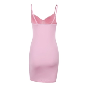 Dettaglio di un sottoveste rosa con pizzo delicato e trama fine in tessuto sintetico