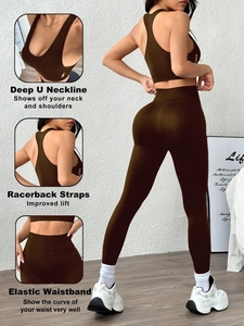 Détails de l'ensemble de yoga marron montrant le décolleté en U et le dos nageur