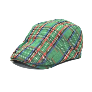 Dettaglio di una coppola scozzese verde con classico motivo tartan in stile vintage inglese