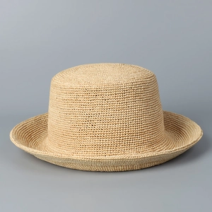 Elegante cappello di paglia rafia naturale a corona piatta con trama fine da donna