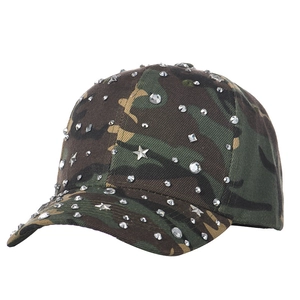 Detail der Camouflage-Baseballkappe mit funkelnden Strasssteinen und Metallsternen