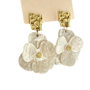 Golden square plate and white acrylic flower drop earrings with a pearlescent finish