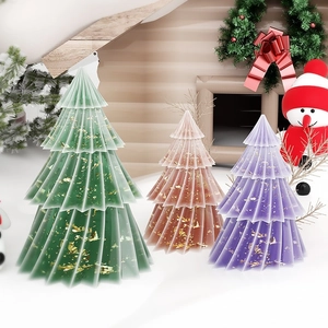 Nahaufnahme dekorativer Weihnachtsbäume mit Goldflocken und Riffelstruktur
