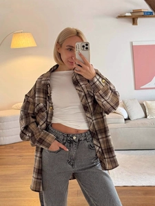 Damen Karohemd in Braun mit weißem T-Shirt und grauer High-Waist-Jeans für den Herbst