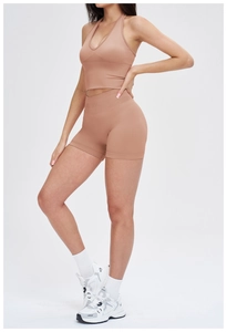 Vue détaillée du short de yoga taille haute sans couture et brassière dos nu marron