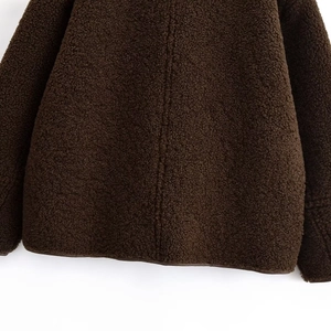 Détail de la texture polaire sherpa marron foncé d'une veste pour femme