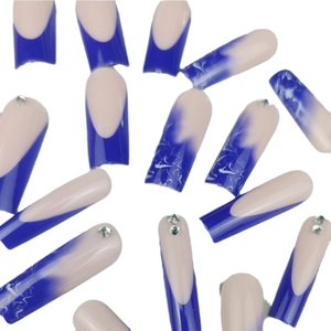 Faux ongles vagues océan bleu dégradé avec design marbré français et petits strass